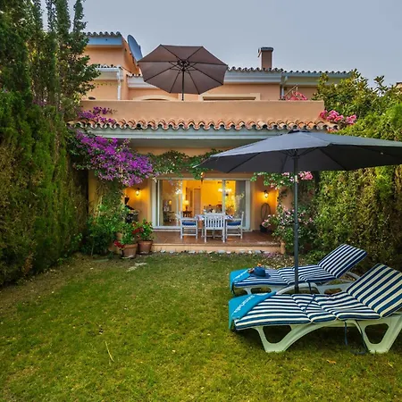 Venalmar First Line Townhouse, Garden, Sea Views Естепона