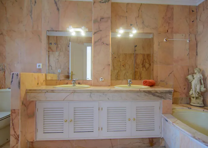 Venalmar First Line Townhouse, Garden, Sea Views Естепона