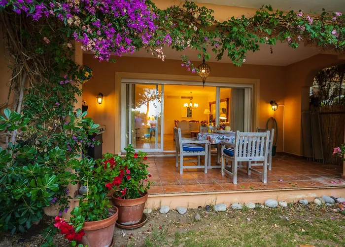 Venalmar First Line Townhouse, Garden, Sea Views Естепона