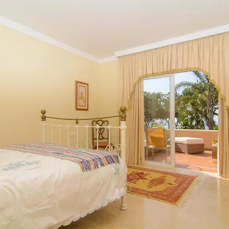 Venalmar First Line Townhouse, Garden, Sea Views Holiday home *